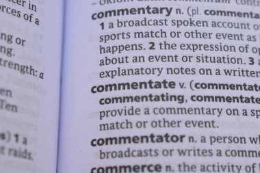 İngilizce Sözlük Kitabı Sayfası Kelimenin Tanımı ile Kapat - Yorum