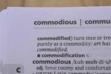 İngilizce Sözlük Kitabı Sayfası Sözcük Tanımının Kapanışı - Commodious