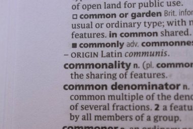 İngilizce Sözlük Kitabı Sayfası - Yaygın Sözcük Transkripsiyonu ile Kapat