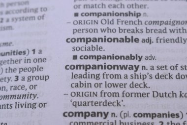 İngilizce Sözlük Kitabı Sayfası - Companionway 'in Sözcük Transkripsiyonu ile Kapat