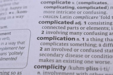 İngilizce Sözlüğün Tanımı Kelimeyi Kapat - Karışıklık