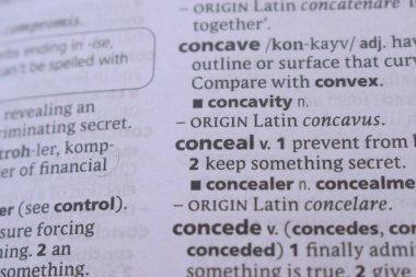 İngilizce Sözlük Kitabı Sayfası - Gizlemenin Sözcükleriyle Kapat