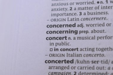 İngilizce Sözlük Kitabı Sayfası Konserin Kelimesi Tanımına Yakın