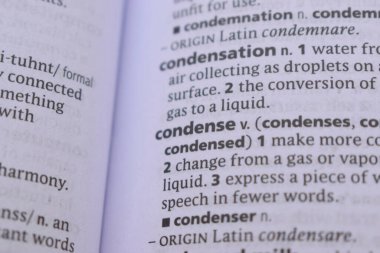 İngilizce Sözlük Kitabı Sayfası - yoğunlaşmanın Sözcük Transkripsiyonu ile Kapat