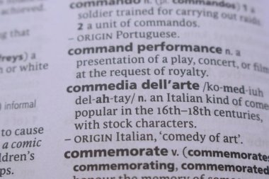 İngilizce Sözlük Kitabı Sayfası - Commedia dell 'arte Sözcük Tanımı ile Kapat