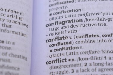 İngilizce Sözlük Kitabı Sayfası - Sözcük Transkripsiyonu ile Kapat