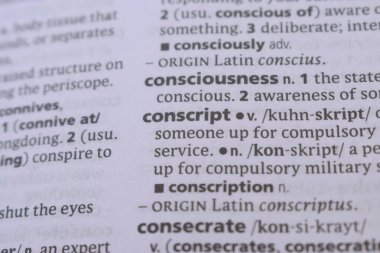 İngilizce Sözlük Kitabı Sayfası Kelimenin Tanımı ile Kapat - askere alınma