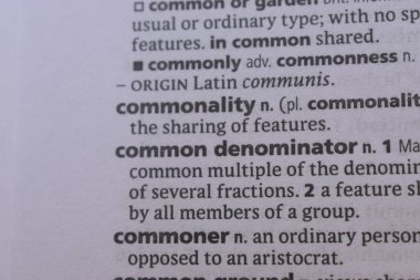 İngilizce Sözlük Kitabı Sayfası - Ortak paydanın Sözcük Tanımlamasını Kapat