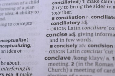 İngilizce Sözlüğün Tanımı Kelimeyi Kapat - Kısa