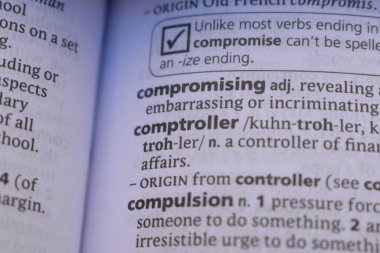 İngilizce Sözlük Kitabı Sayfası - Denetçinin Sözcük Transkripsiyonu ile Kapat