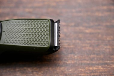 Bulanık Arkaplan Resmindeki Saç ve Tıraş Makinesinin Ayrıntılarını Kapat