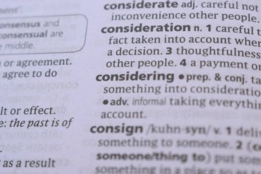 İngilizce Sözlük Kitabı Sayfası Kelime Tanımının Kapanışı - Düşünme