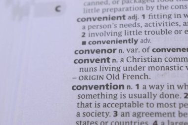 İngilizce Sözlük Kitabı Sayfası - convenor 'un Sözcük Transkripsiyonu ile Kapat