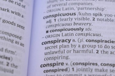 İngilizce Sözlük Kitabı Sayfası - Komplo Sözcüklerinin Yazımıyla Kapalı