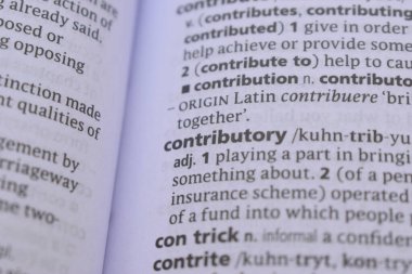 İngilizce Sözlük Kitabı Sayfası Katkıda Bulunanın Sözcük Tanımlamasını Kapat