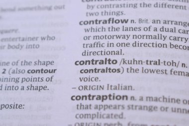 İngilizce Sözlük Kitabı Sayfası - kontralto Sözcük Sözleşmesi ile Kapat