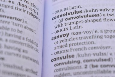 İngilizce Sözlük Kitabı Sayfası - Konvoyun Sözcük Transkripsiyonu ile Kapat