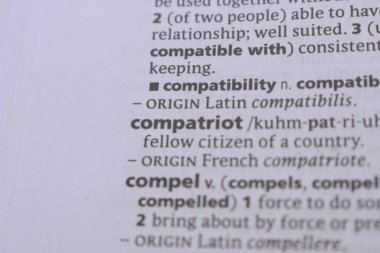 İngilizce Sözlük Kitabı Sayfası Uyumluluğun Sözcük Transkripsiyonu ile Kapat