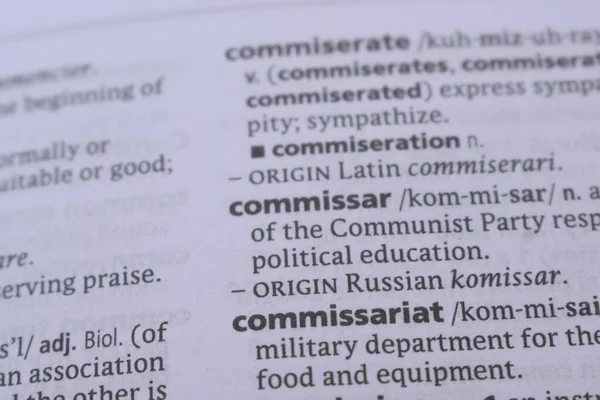 İngilizce Sözlük Kitabı Sayfası - Komiserin Sözcük Tanımı ile Kapat