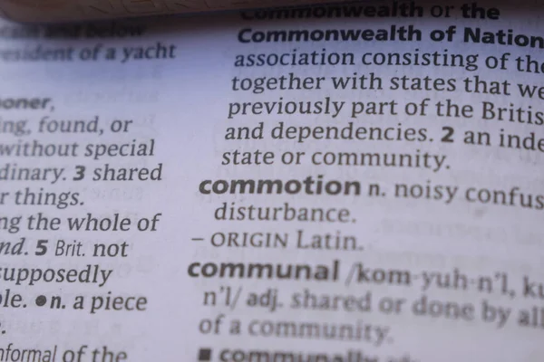 İngilizce Sözlük Kitabı Sayfası - Kargaşanın Sözcükleri ile Kapat