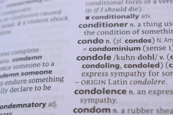 İngilizce Sözlüğün Kelimeyi Kapat Sözlüğü Tanımı - condole