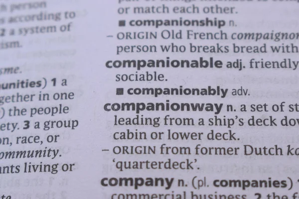 İngilizce Sözlük Kitabı Sayfası - Companionway 'in Sözcük Transkripsiyonu ile Kapat