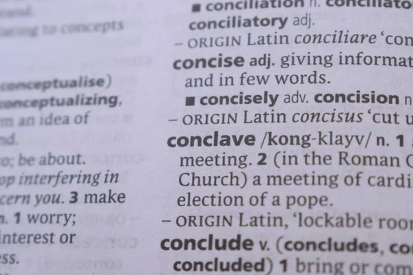 İngilizce Sözlük Kitabı Sayfası - Conclave Sözcük Transkripsiyonu ile Kapat