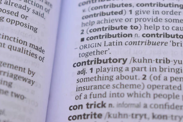 İngilizce Sözlük Kitabı Sayfası Katkıda Bulunanın Sözcük Tanımlamasını Kapat