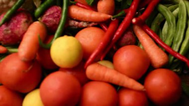 Taze organik sebzeler - Domatesler - Limon - Karnabahar - Havuç - Nane Yaprakları