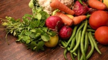 Taze organik sebzeler - Domatesler - Limon - Karnabahar - Havuç - Nane Yaprakları