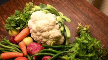 Taze organik sebzeler - Domatesler - Limon - Karnabahar - Havuç - Nane Yaprakları