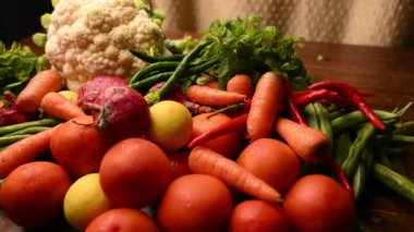 Taze organik sebzeler - Domatesler - Limon - Karnabahar - Havuç - Nane Yaprakları