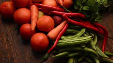 Taze organik sebzeler - Domatesler - Limon - Karnabahar - Havuç - Nane Yaprakları