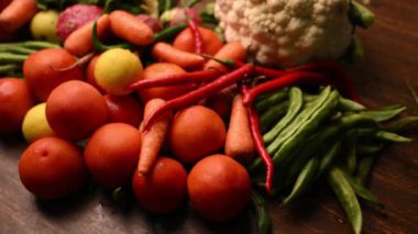 Taze organik sebzeler - Domatesler - Limon - Karnabahar - Havuç - Nane Yaprakları