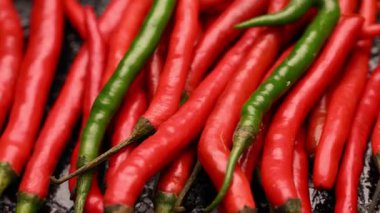Taze organik kırmızı biber, baharatlı canlı yemek dokusu arkaplanı.