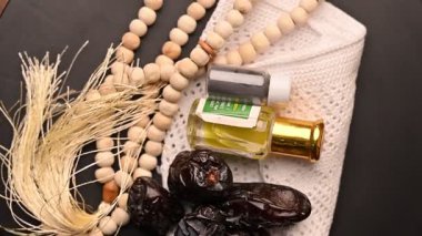 İslami Dua Öğeleri Dönen Üst Görünüm, Tarih, Topi, Attar Şişesi, Surma ve Tasbih