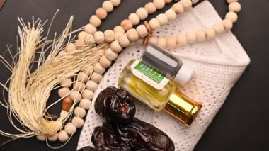 İslami Dua Öğeleri Dönen Üst Görünüm, Tarih, Topi, Attar Şişesi, Surma ve Tasbih