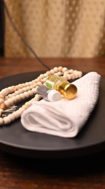 İslami Dua Öğeleri Dönen Dikey Video, Topi, Attar Şişesi, Surma ve Tasbih