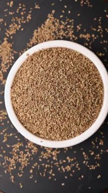 Siyah Arkaplan Dönen Dikey Görüntüde Beyaz Bowling Tohumları (Ajwain) Üst Görünümü
