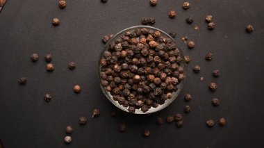 Kara Arkaplan Dönen Görüntülerinde Kara Biber Tohumları (Kali Mirchi) Üst Görünümü