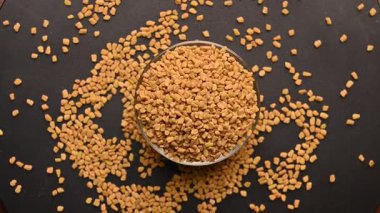 Methi Tohumları (FenuGreek) Siyah Arkaplan Dönen Görüntüleri Üzerine Beyaz Bowl 'da En İyi Görünüm