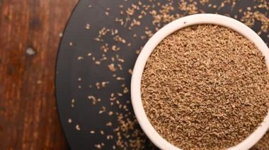 Siyah Arkaplan Dönen Kamera Üzerine Beyaz Kâse 'deki Carom Tohumları (Ajwain) Üst Görünümü