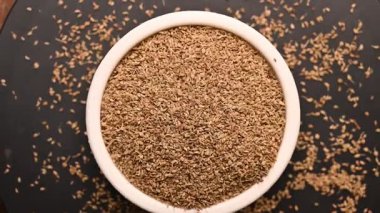 Siyah Arkaplan Dönen Kamera Üzerine Beyaz Kâse 'deki Carom Tohumları (Ajwain) Üst Görünümü