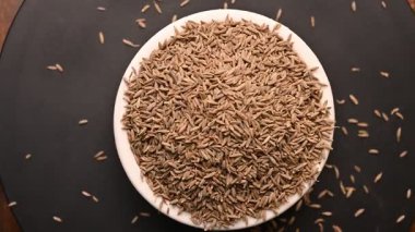 Siyah Arkaplan Dönen Görüntülerinde Kimyon Tohumları (Jeera) Üst Görünümü