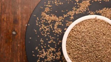 Siyah Arkaplan Dönen Kamera Üzerine Beyaz Kâse 'deki Carom Tohumları (Ajwain) Üst Görünümü
