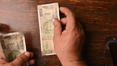 En İyi Görünüm: Tahta Masa 'ya 500 Rupi Birer birer.