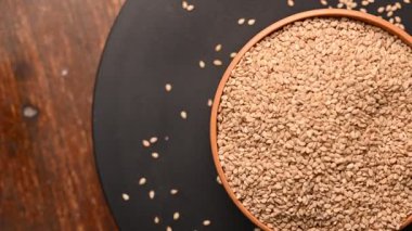 Siyah Arkaplanda Dönen Beyaz Kasedeki Susam Tohumlarının Üst Görünümü Görüntüsü