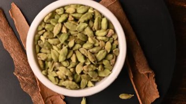 Siyah Arkaplanda Tarçın Çubukları (Dalchini) ve Kakule (Elechi) ile Beyaz Bovling 'de En İyi Karanfiller (Laung)