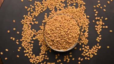 Methi Tohumları (FenuGreek) Siyah Arkaplan Dönen Görüntüleri Üzerine Beyaz Bowl 'da En İyi Görünüm