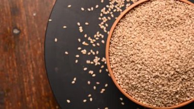 Siyah Arkaplanda Dönen Beyaz Kasedeki Susam Tohumlarının Üst Görünümü Görüntüsü